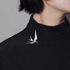 新中国式焼白工芸ツバメのブローチ