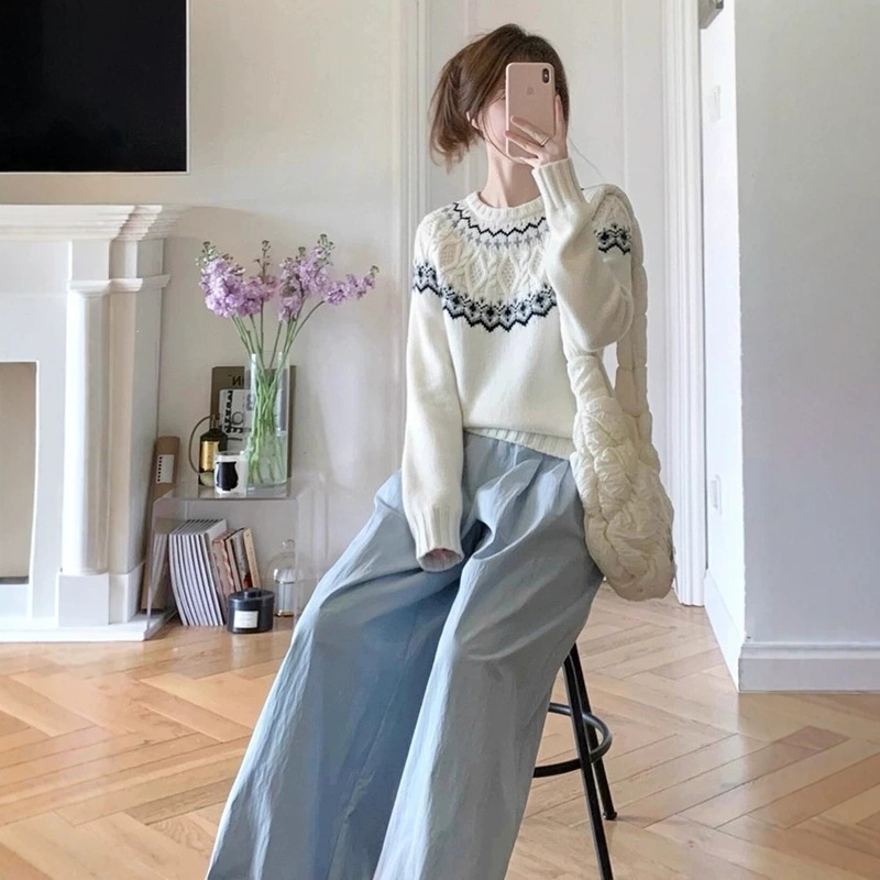 French-style vintage white jacquard Fair Isle pullover sweater for women, autumn and winter, high-end, loose-fitting knit top for outerwear French-style vintage white jacquard Fair Isle pullover sweater for women, autumn and winter, high-end, loose-fitting knit top for outerwear