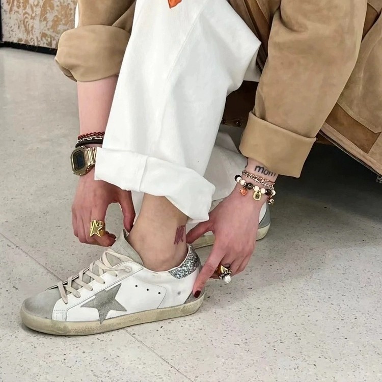 Versión mejorada de Corea del Sur GG Star Zapatos sucios de cola negra Zapatos sucios pequeños Zapatos de tabla viejos de cola plateada para mujer Zapatos casuales de aumento para hombres