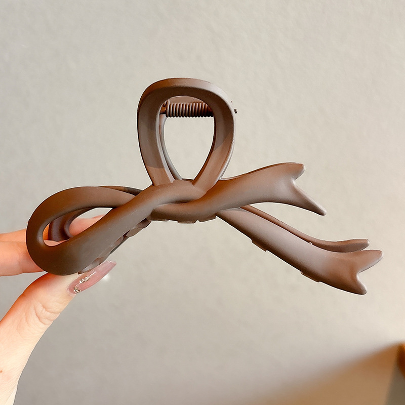Otoño y invierno simple café de leche tiburón clip de cabello más agarrar clip de alta sensación detrás de la cabeza cabello adorno de cabello coreano agarrar cabello universal