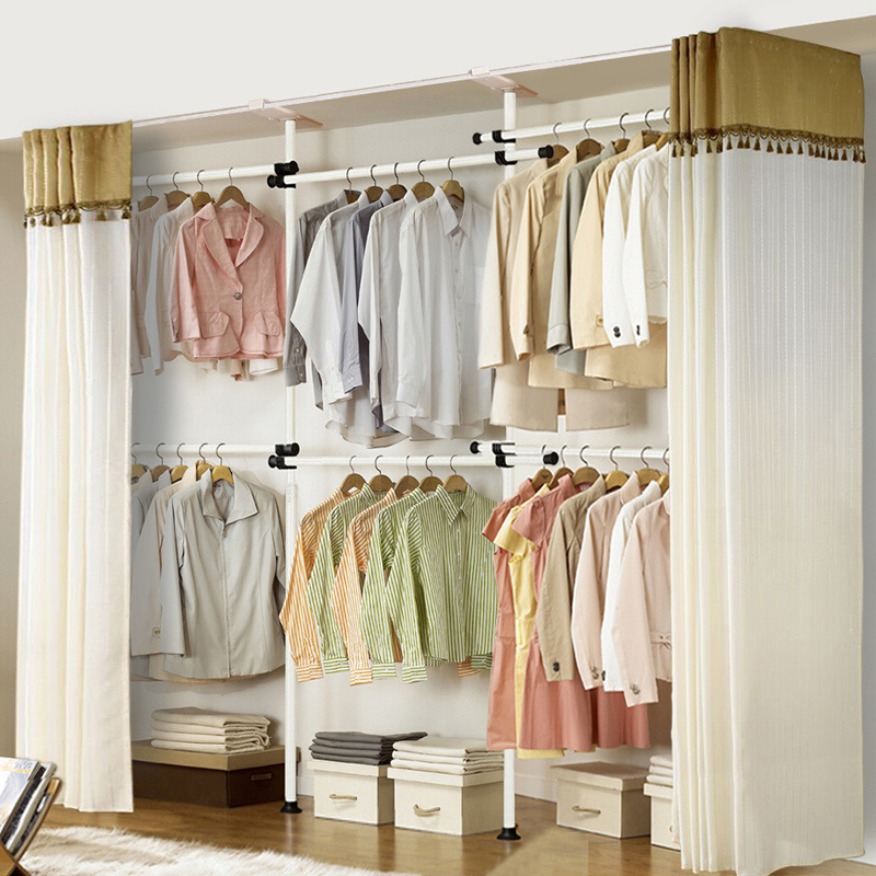 Бежевая штора с четырьмя вертикальными и шестью горизонтальными полными дорожками