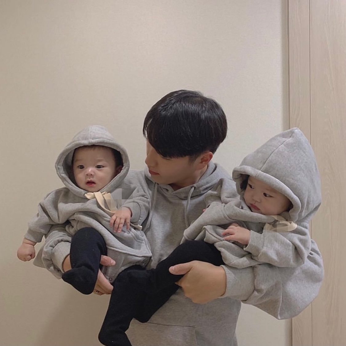 Ins primavera y otoño Corea del Sur ropa para niños color sólido carta con capucha mameluco estilo occidental padre-hijo suéter bebé mameluco bebé moda