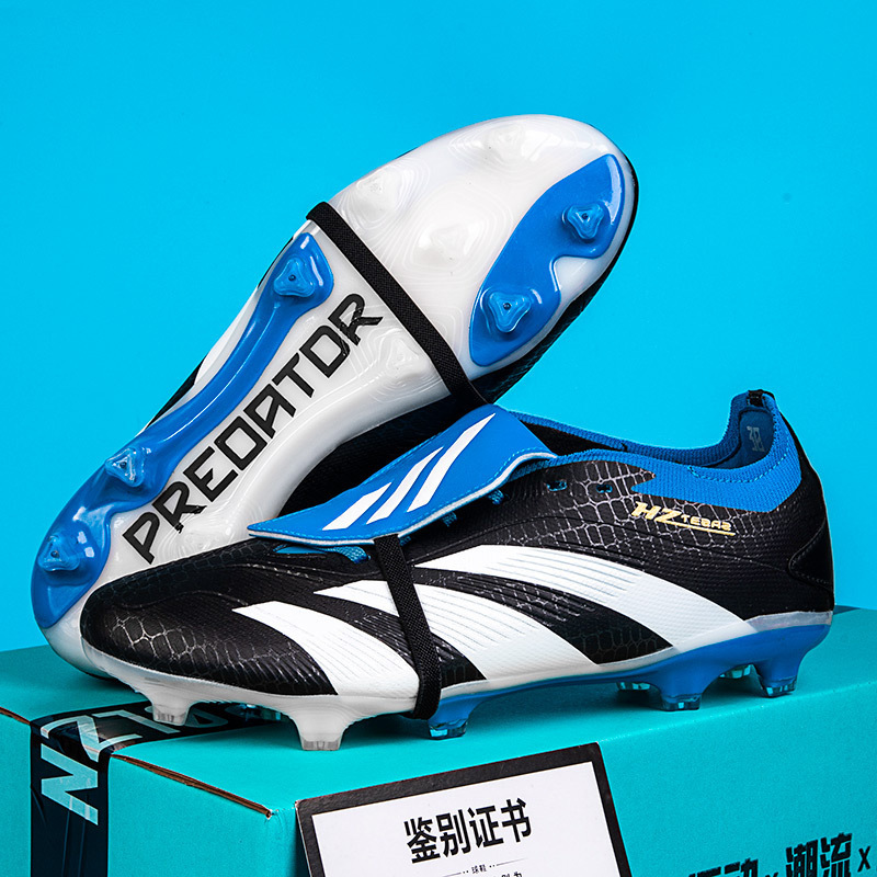 シームレスにサッカー靴を編んでいます。|undefined