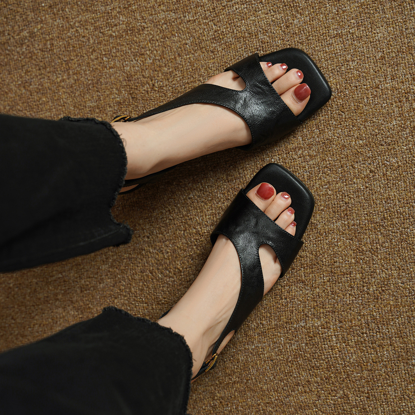 Sandal nữ hở mũi da dê gót thấp 4,5 cm phong cách Hàn Quốc khóa cài đơn giản — đen