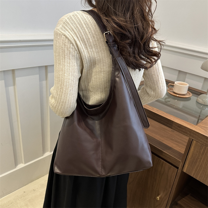 Bolsos de hombro de textura retro de viajes para mujeres 2023 este año, bolsas de brazo coreanas populares, bolsas de moda para mujeres.