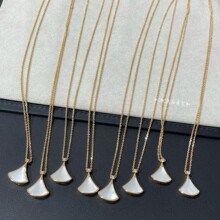 V金 新款小裙子小扇子天然贝母玉髓高品质项链 大牌平替项链