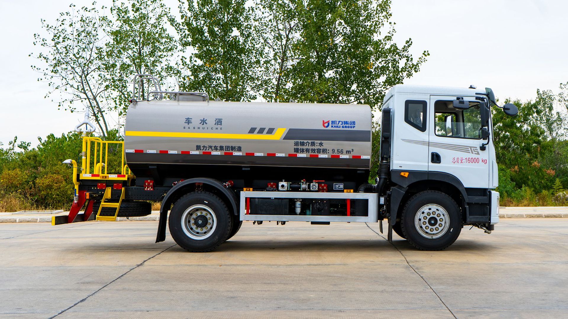 Factory Direct Sales 15 Square Meter Sprinkler Truck Huashen T5 Greening Spray Truck Export Dongfeng Huashen Spray Truck Can Be Divided into Installments