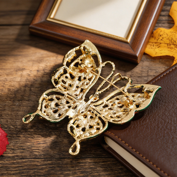 Creative retro fashionable brooch with butterfly