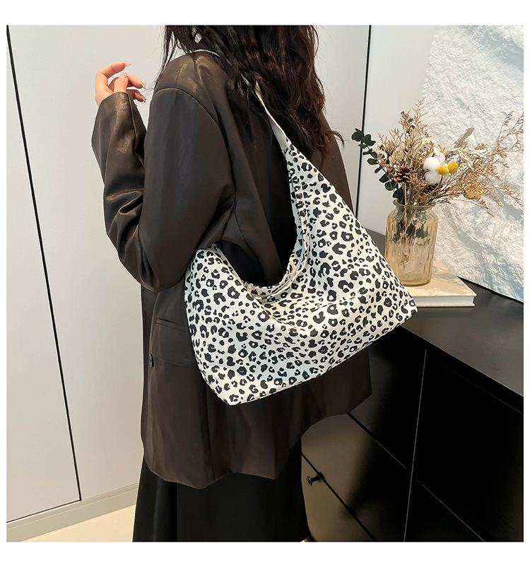 A new minimalist canvas bag with a large capacity in Korean fashion, a leopard print commuter single-shoulder crossbody bag undefined