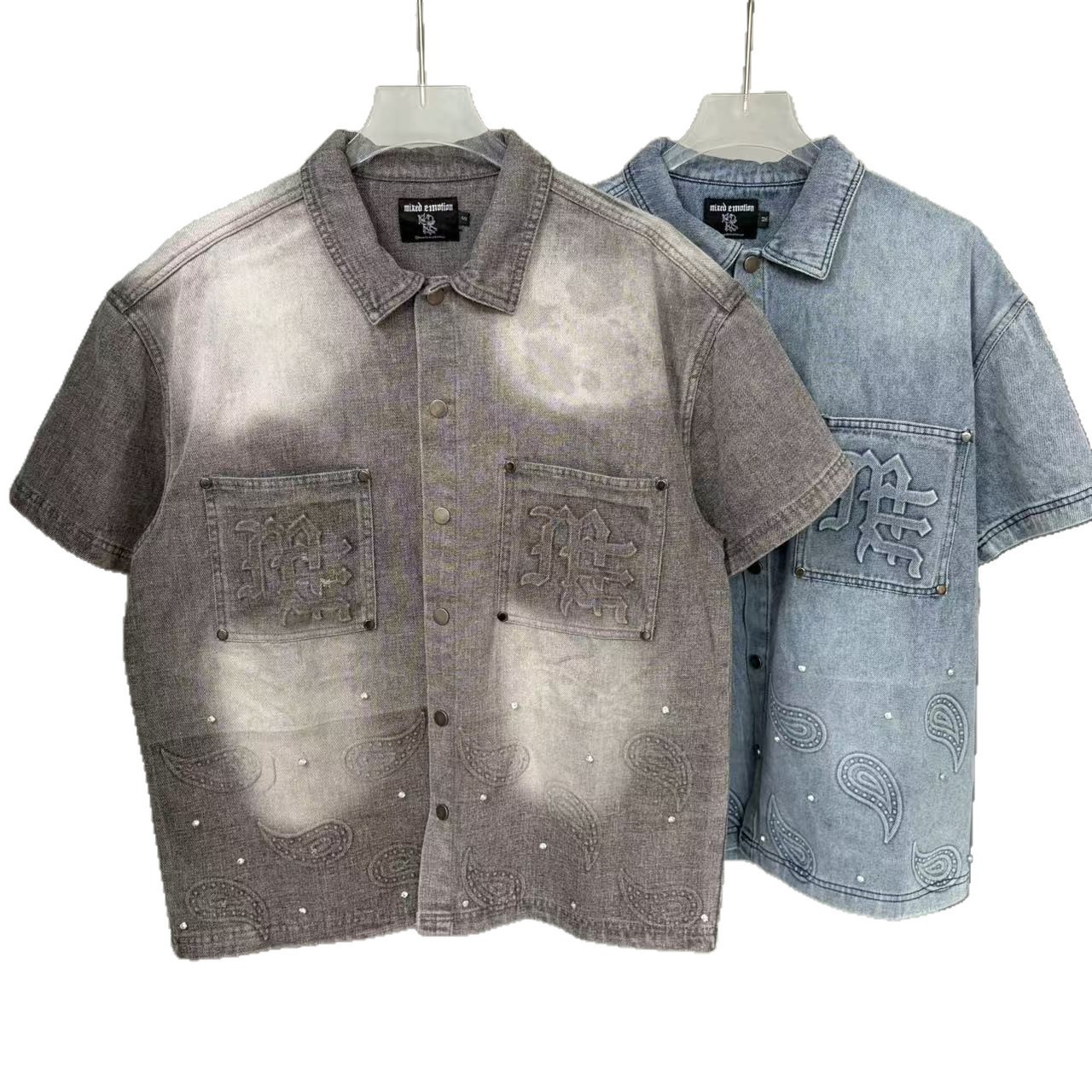 Marchio di tendenza transfrontaliero europeo-americano MIXED&EMOTION Camicia a maniche corte in denim con lettere paisley in rilievo per uomo e_voghion.com