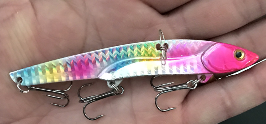 日本の岸に似せて遠投して鉄板の偽の餌を投げます。