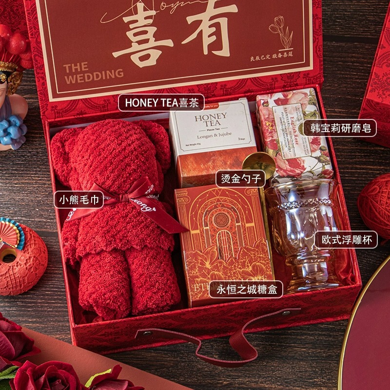 私の家族には結婚式の記念品、女性のブライズメイドへの実用的なギフト、結婚式の宴会のギフトボックス、ゲストへのローズギフトがあります。|undefined