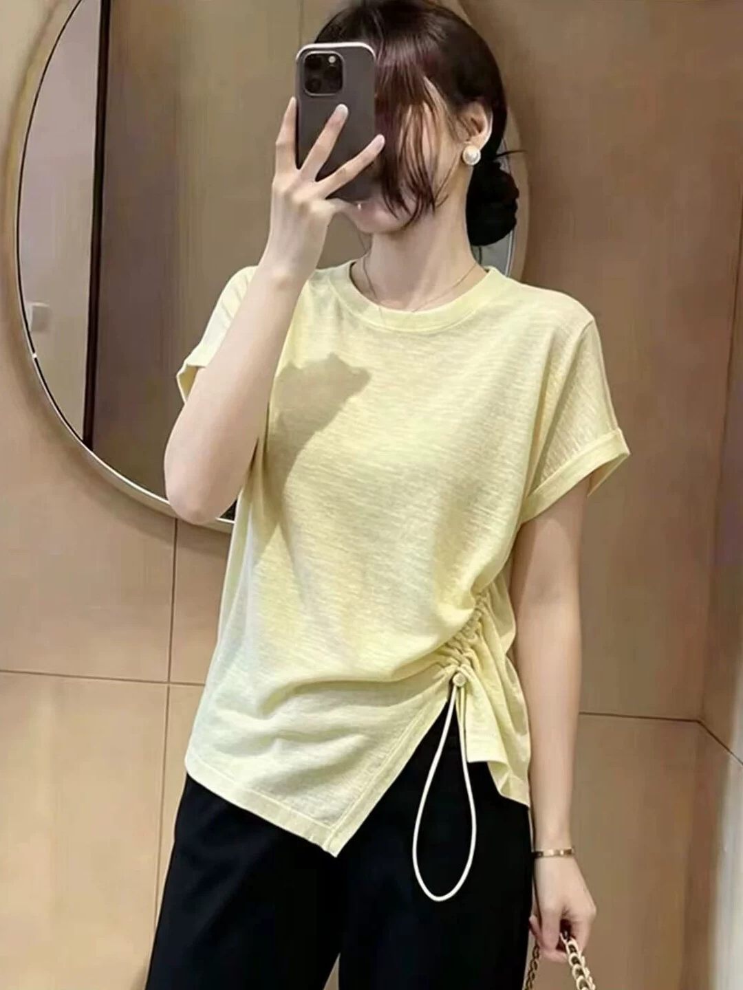 Áo thun nữ tay ngắn thiết kế dây rút không đều, form rộng thoải mái — màu đen
