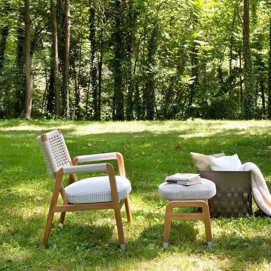 Mesas y sillas de teca al aire libre, patio, balcón, ocio, tejido de ratán, impermeable, protector solar, madera anticorrosiva, juego de tres piezas, silla de jardín combinada