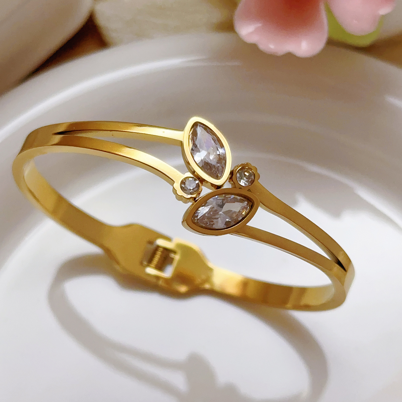 Brazaletes de diamantes de lujo retro de estilo europeo y americano de moda de lujo ligero de acero inoxidable de oro de alta calidad joyería nueva pulsera