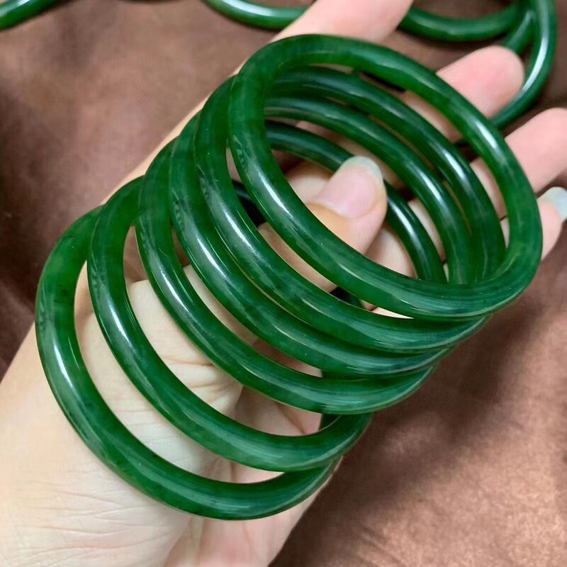 Clearance natural Xinjiang Hetian Jade Jasper round bracelet ice bottom Yang green material delicate people raise Jade Jade raise people less