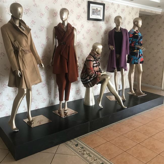 Expositor de pie rectangular para escaparate de tienda de ropa, plataforma para modelos, base con pedal para transmisión en vivo, venta al por mayor image 5