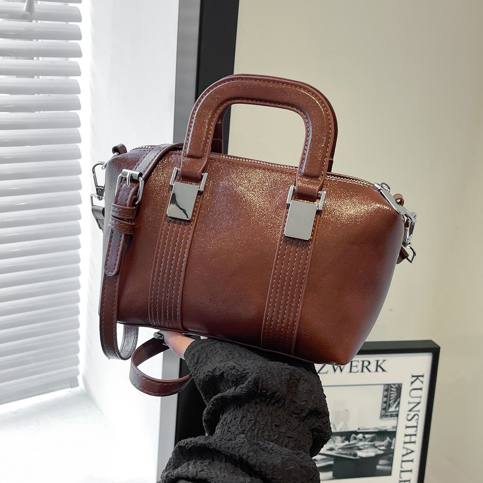 Bolso de mujer de moda bolso de mensajero de textura de color sólido 2025 otoño e invierno nuevo bolso de viajero simple bolso de mano