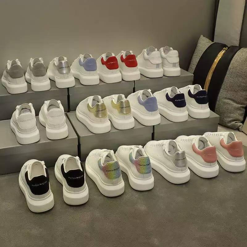 Alta versión McQueen zapatos blancos de suela gruesa mujer 2025 nuevo estilo de cuero salvaje con aumento interior pareja zapatos casuales zapatos de mujer