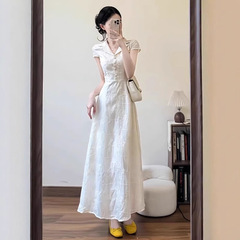 今年の超火の白い刺繍のワンピースの女性2025夏の休暇の風のフランスの小さい大衆は腰の気質の長いスカートを絞めます。