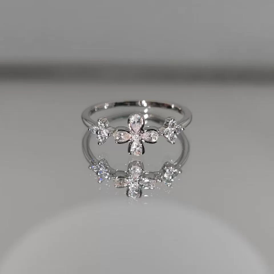 Xuping nuevo simple anillo de flores de viento de cobre ligado nicho blanco suave joyería dulce al por mayor