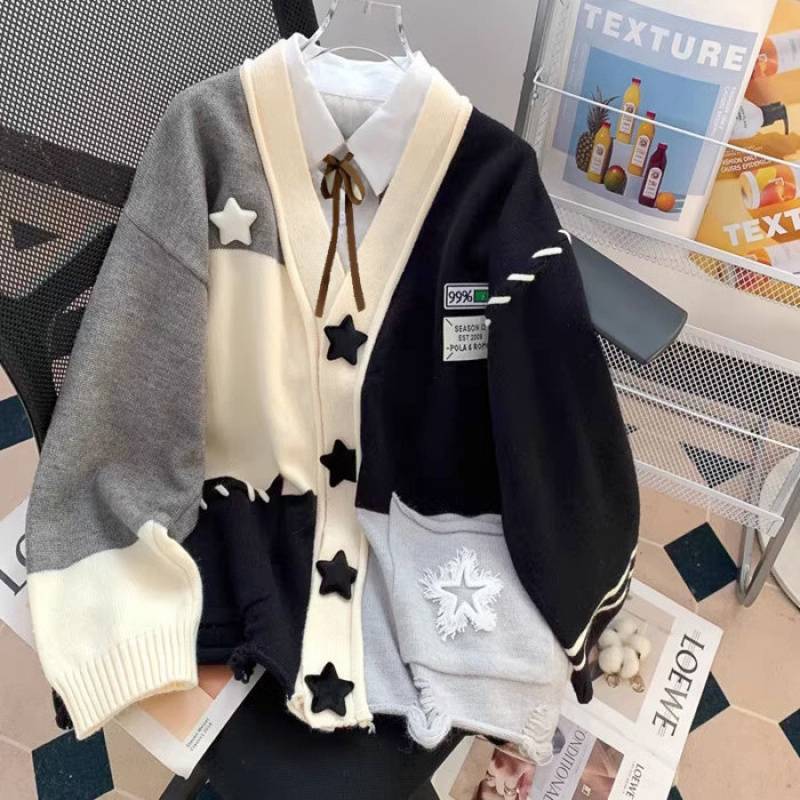 デザイン感のある小衆のセーターのコートの女性はゆったりとしていて、怠惰な風があります。|undefined