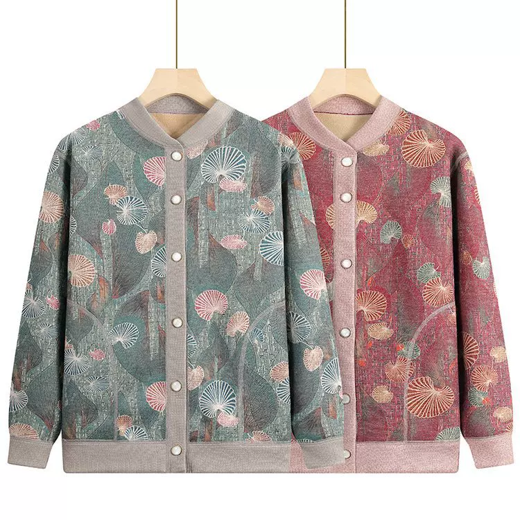 Live-streaming beauty never compromises, and so does short coats.