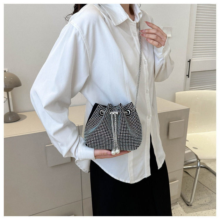 Dames tas met koordsluiting en strass steentjes met ketting_voghion.com