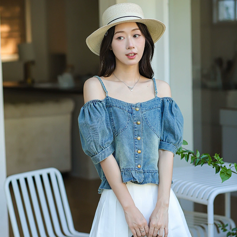 Настоящее фото модных выборов влиятельных лиц: модная повседневная джинсовая тонкая майка в стиле ретро с элитным дизайном и нишевым мягким верхом.