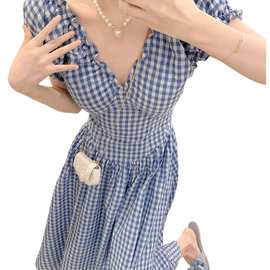 褶皱V领蓝色格子泡泡袖连衣裙女夏季新款海边度假气质收腰中长裙