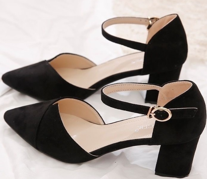 Un botón universal tacones altos para mujeres 2026 nuevas sandalias de tacones medios de hadas de estilo hueco zapatos casuales