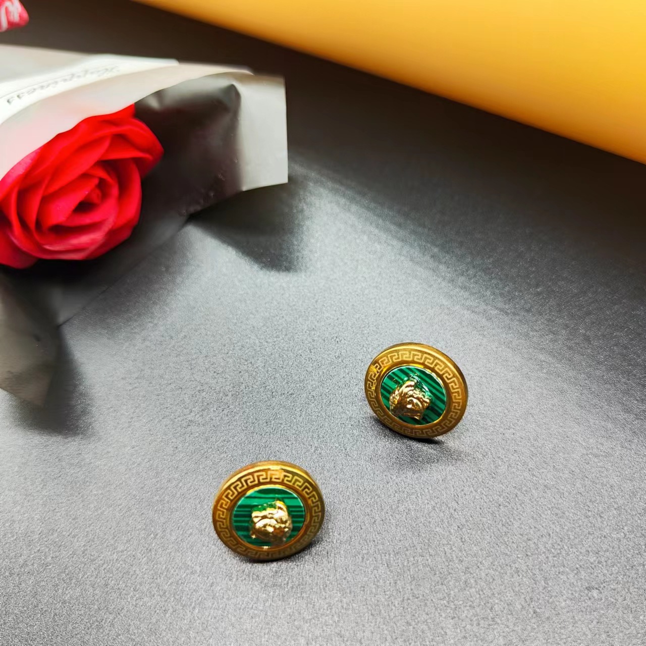 Retro Cartoon Character Round Titanium Steel Inlay Shell Ear Studs 1 Pair