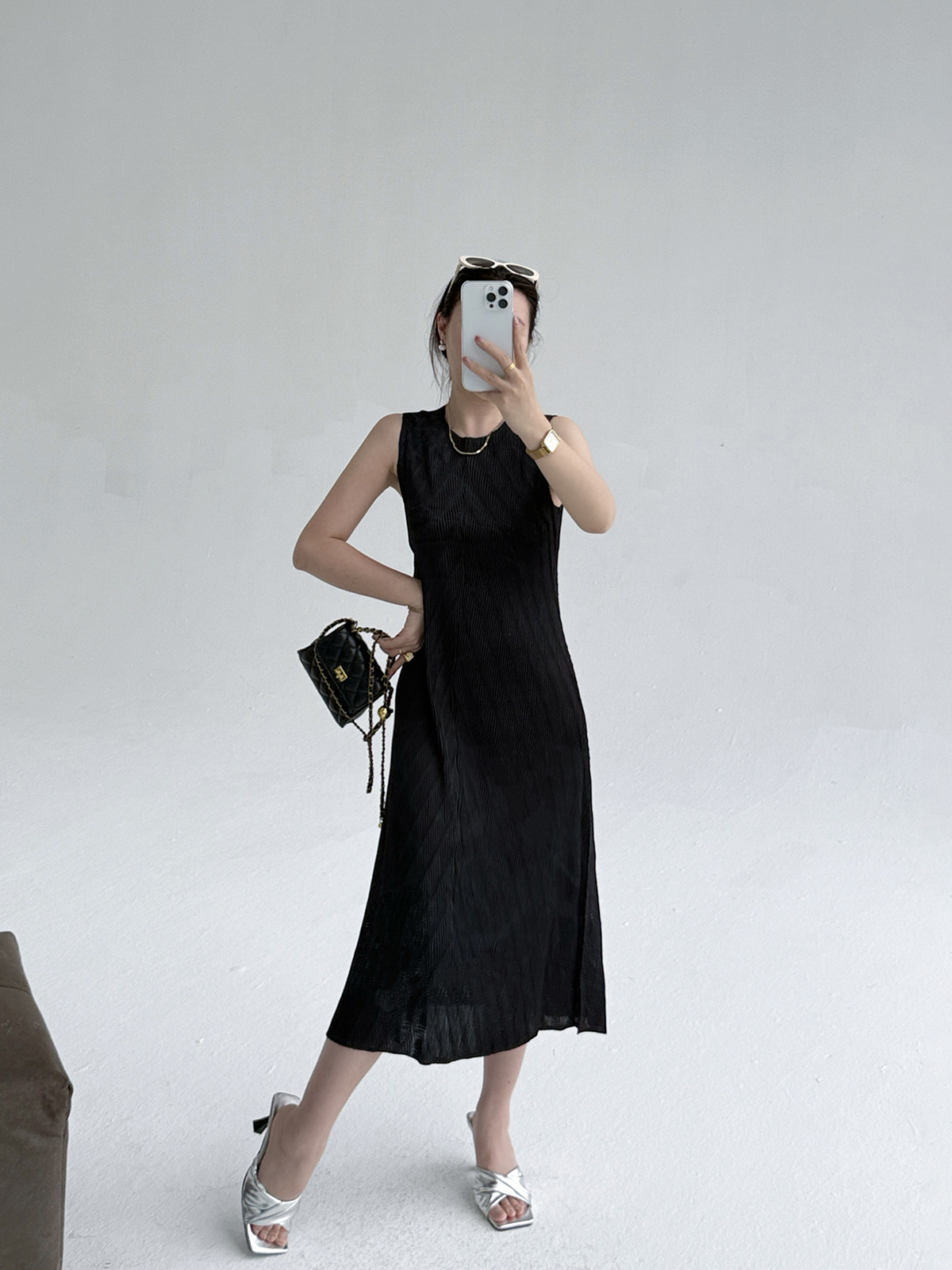 Đầm maxi nữ không tay cổ tròn chất liệu nhăn phong cách hiện đại — màu đen