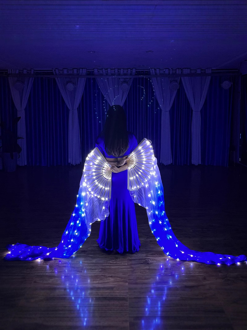 Ventilador LED con degradado de seda blanco y azul, recargable, accesorio para baile, actuaciones en bares, venta directa de fabricante. image 6