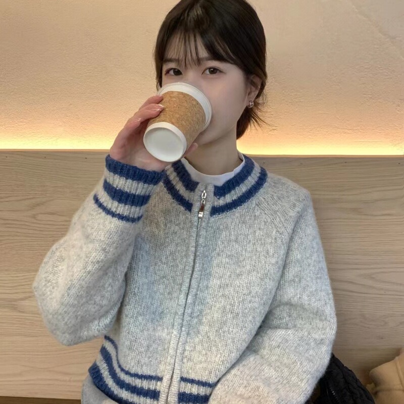 Age-reducing baseball uniform cardigan women's autumn and winter New wool-like color matching round neck loose knitted zipper sweater coat Age-reducing baseball uniform cardigan women's autumn and winter New wool-like color matching round neck loose knitted zipper sweater coat