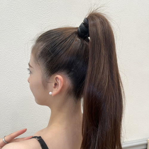 Pumpkin-shaped claw clips securing a high ponytail with small hair clips, fixed in a bun hairstyle, hair pin head accessory