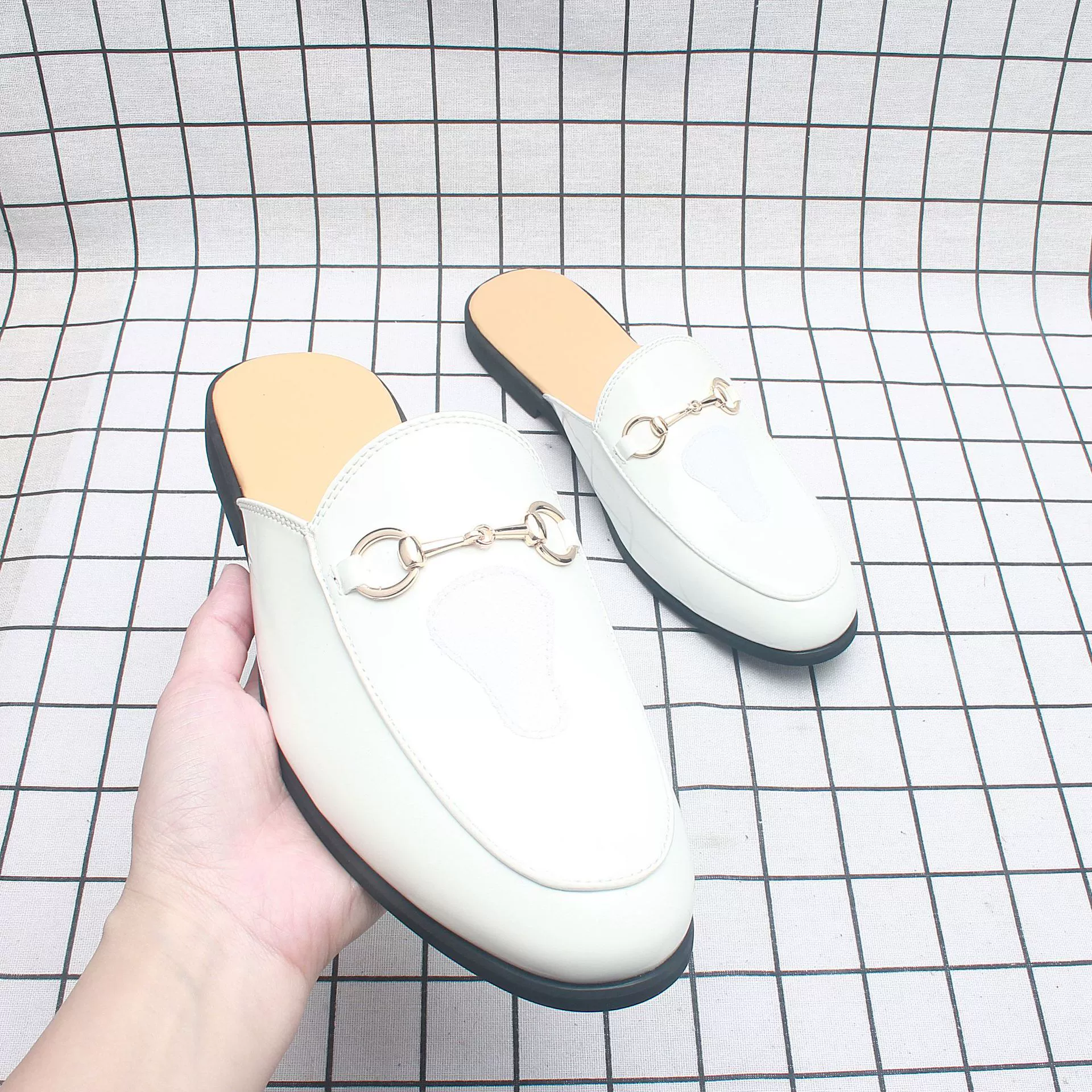 Мужские летние туфли 2025 года в британском стиле, полусандалии Baotou, парные сандалии и тапочки, золотые слипоны для ленивых, модель 762