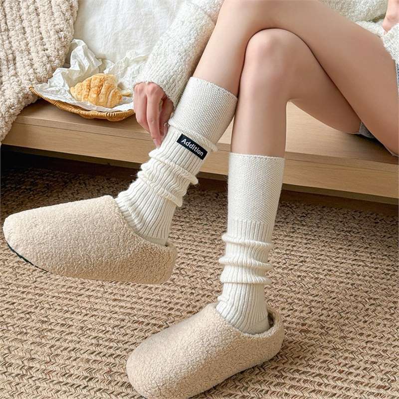 Korean Style Loose-Fitting Camel Wool Calf Socks with Letter Fabric Tags, Casual Trendy Slouch Socks, Thickened Knee-High Socks for Autumn and Winter Korean Style Loose-Fitting Camel Wool Calf Socks with Letter Fabric Tags, Casual Trendy Slouch Socks, Thickened Knee-High Socks for Autumn and Winter