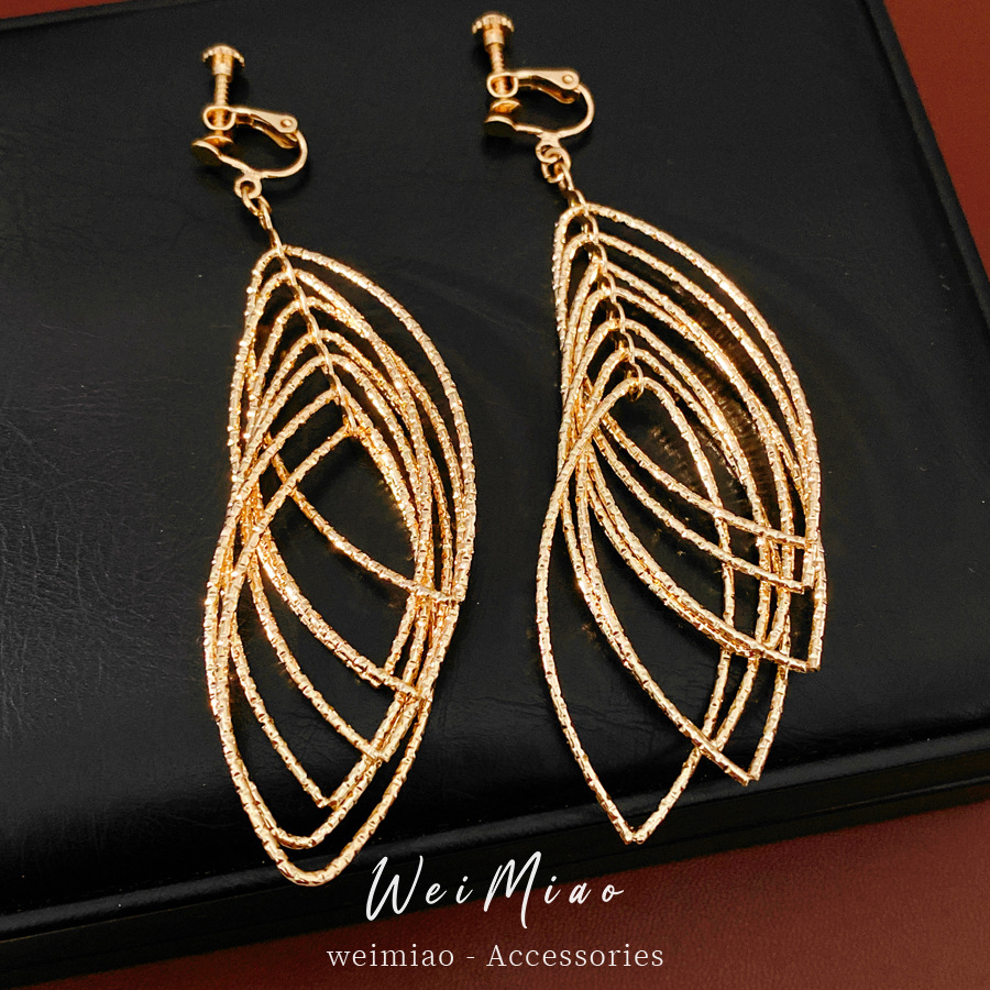 Oro multicapa hueco gancho de orejas sensación de alto nivel lujo ligero nicho sensación de diseño pendientes de orejas sin agujeros de orejas nuevas orejas para mujeres