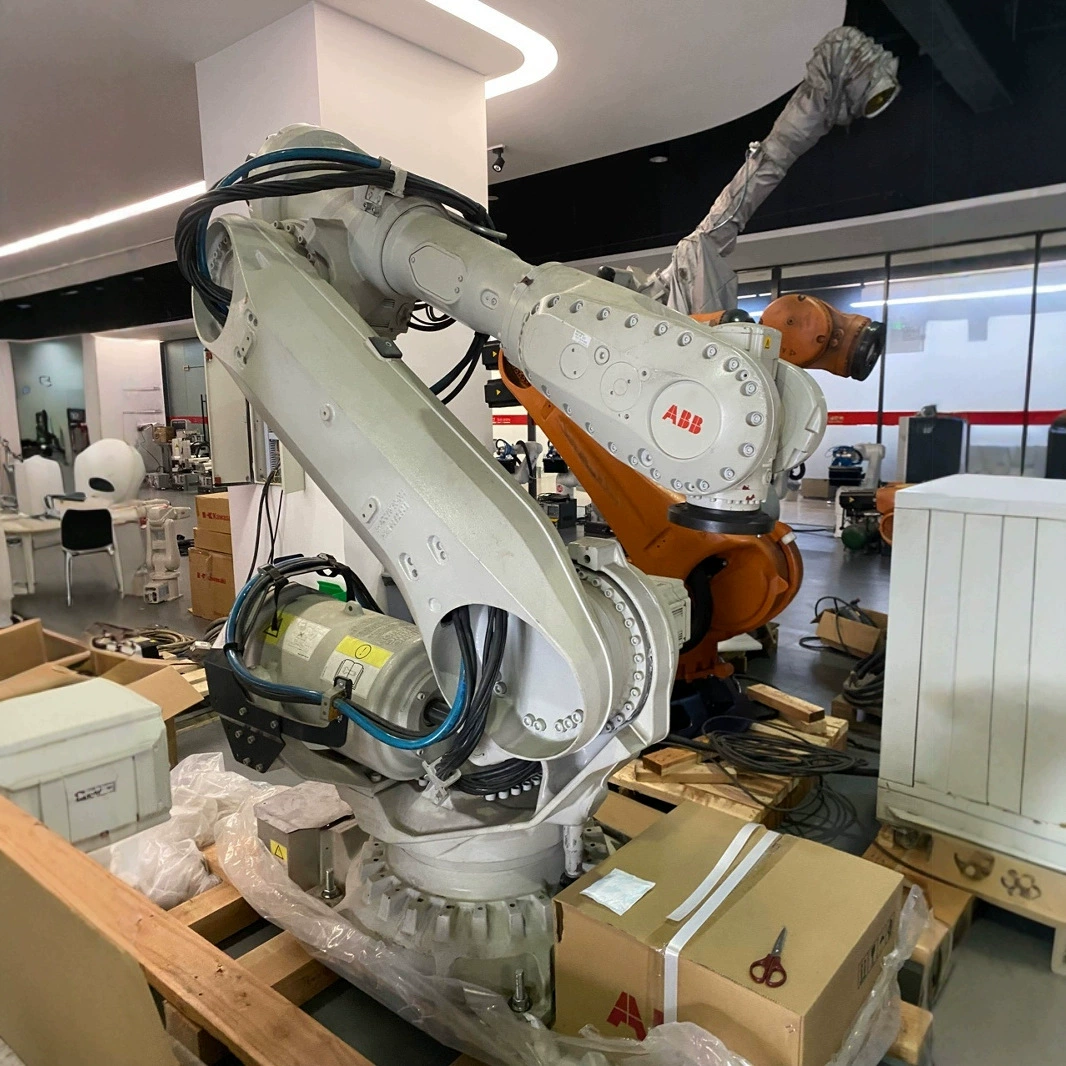 Робот ABB IRB6700 с грузоподъемностью 200 кг, подходящий для обработки и паллетирования