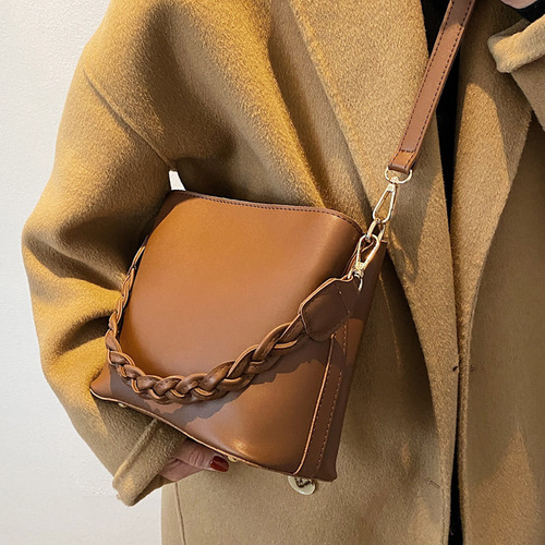 This year's popular women's large capacity 2024 new fashion versatile single shoulder crossbody bag autumn winter trendy bucket bag