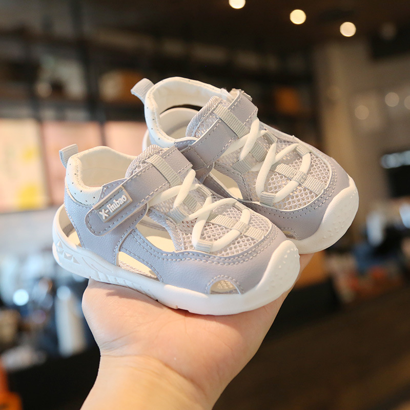 Nuevos zapatos de bebé de color cálido primavera y verano zapatos de bebé de fondo suave para niños con punta cerrada Velcro zapatos para niños zapatos de playa para bebés de moda