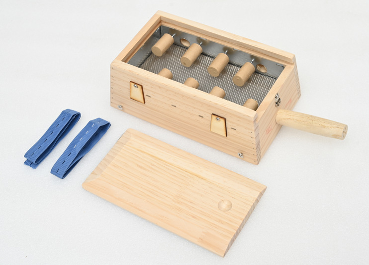 Wooden Moxibustion Box Portable Ai Jiu Moxa Burner for Home Use on Waist Abdomen Legs and Belly quality and texture