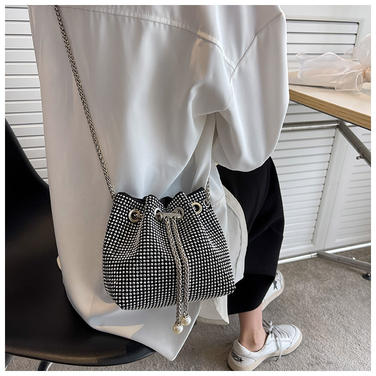 Women's Small Rhinestone Solid Color Streetwear Pearls String Crossbody Bag display picture 2