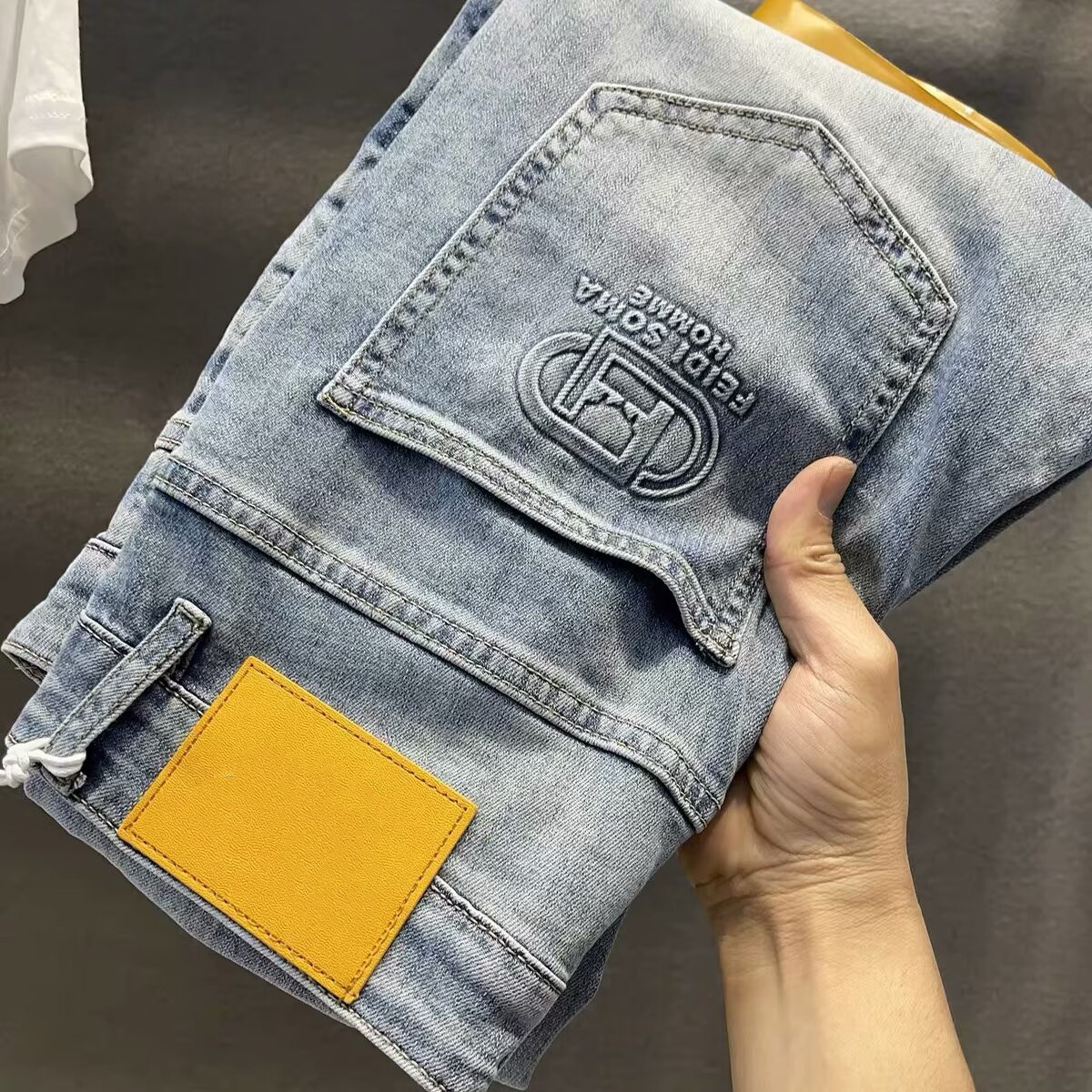 Productos europeos, lujo ligero, azul claro, jeans de nueve puntos, marca de moda masculina, delgado, estampado en relieve, pies pequeños, pantalones elásticos de 9 puntos, todo fósforo