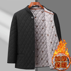 お父さんの冬服の中に男性の小さい綿入れの上着とベルベットを着て、中高年の綿入れの男の冬のおじいさんの綿服のコートを厚くします。