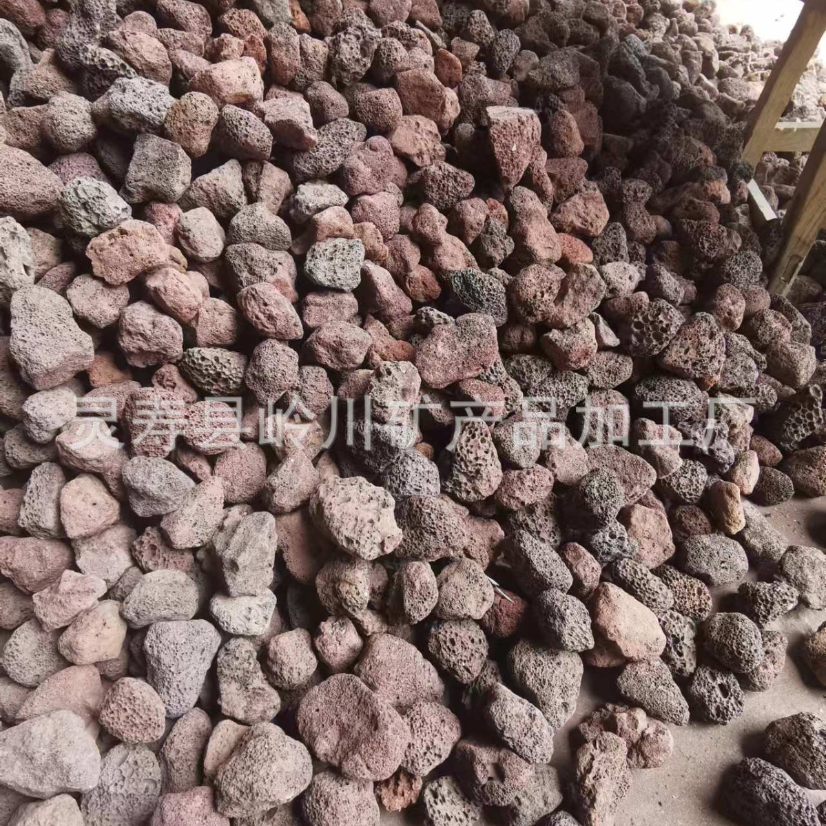 厂家现货批发火山石火山滤料火山石制品黑色火山石红色火山石量大