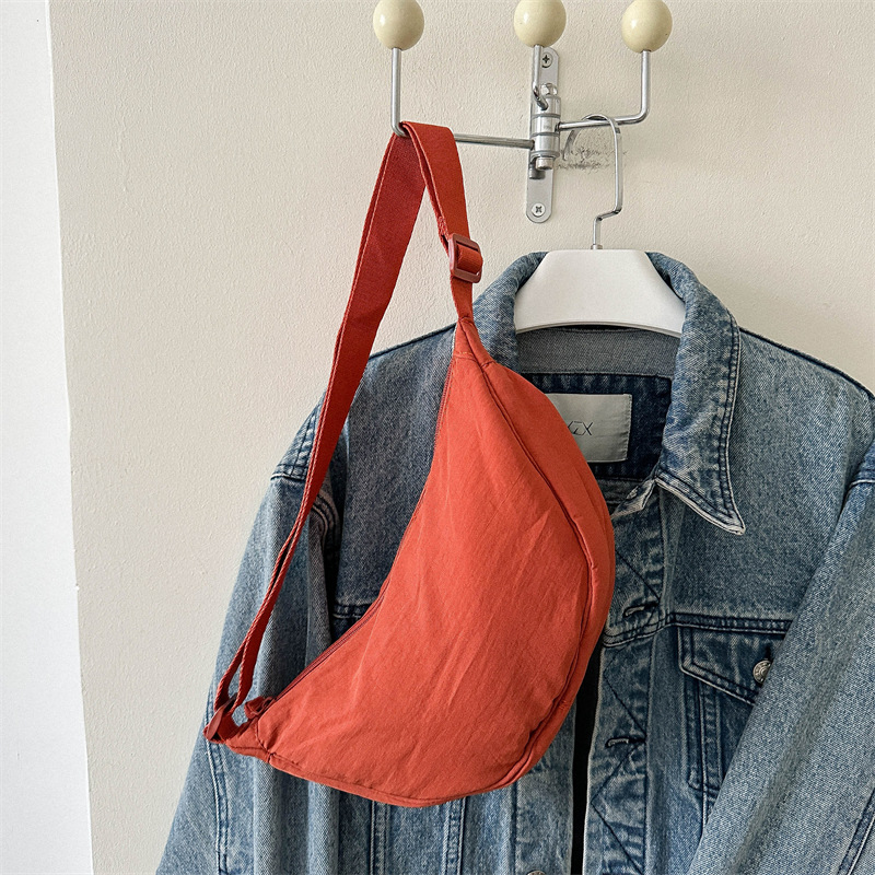 Nueva bola de masa femenina 2023 otoño marea bolsa de hombro simple moda nylon tela deportes mensajero bolsa