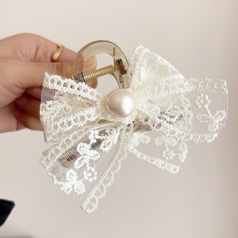 Crab pin pearl with bow