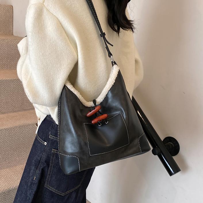 Bolsa de lana de cordero coreana debajo de la axila para mujeres 2025 nuevo estilo de bolsa de transporte de textura universal moda bolsa de transporte de mujer